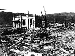 大学本館から配電室方面を見る