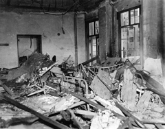 全壊したベッド