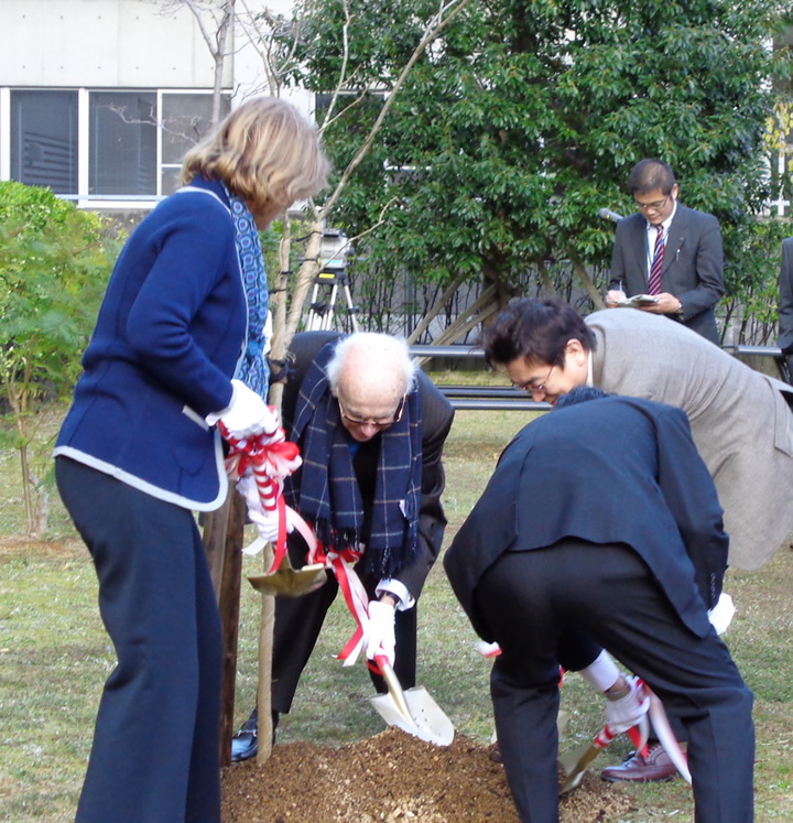 ワトソン博士長崎大学訪問記念植樹式（2013年11月26日）
